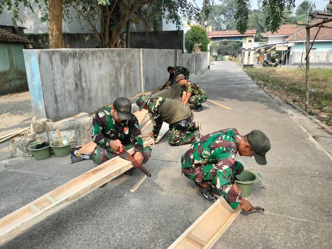 Konsistensi Satgas TMMD ke-130 Dalam Konstruksi Bekisting di Desa Sumur Bandung