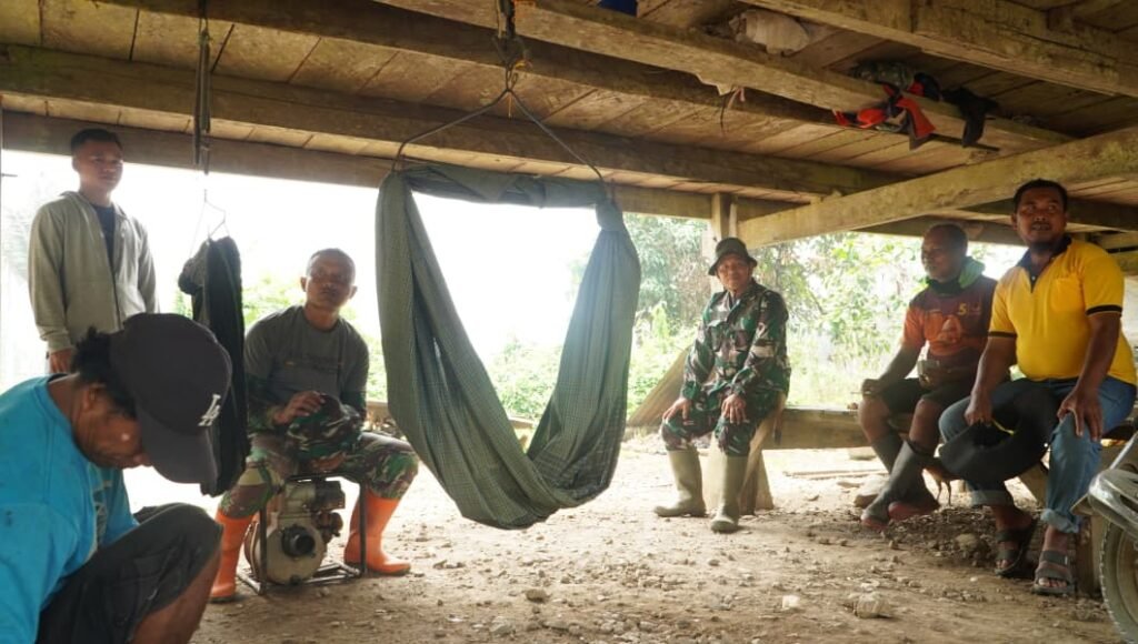 Satgas TMMD Ke-130 Ajak Warga Berbincang Santai di Lokasi Pembangunan Satgas TMMD Ke-130 Ajak Warga Berbincang Santai di Lokasi Pembangunan