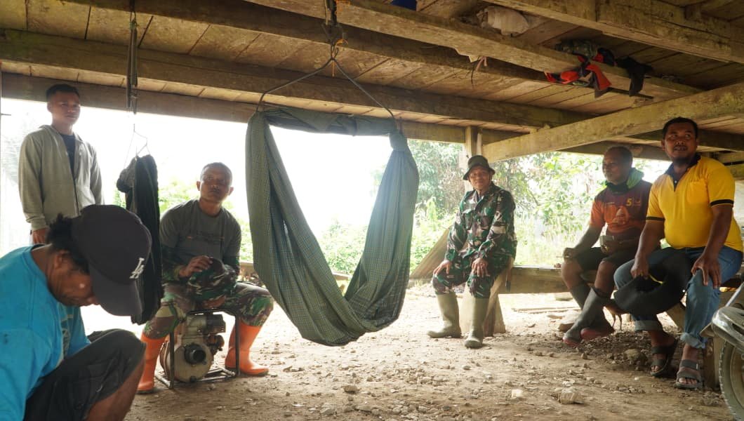 Satgas TMMD Ke-130 Ajak Warga Berbincang Santai di Lokasi Pembangunan