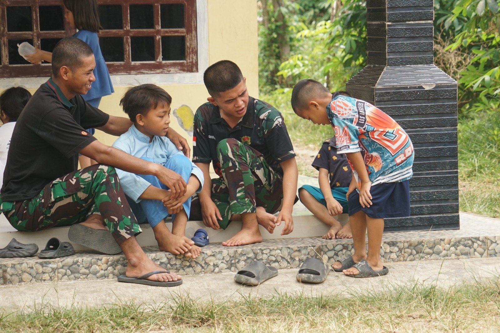Satgas TMMD ke-130: Menyemarakkan Hari Anak-Anak di Kandang Limun