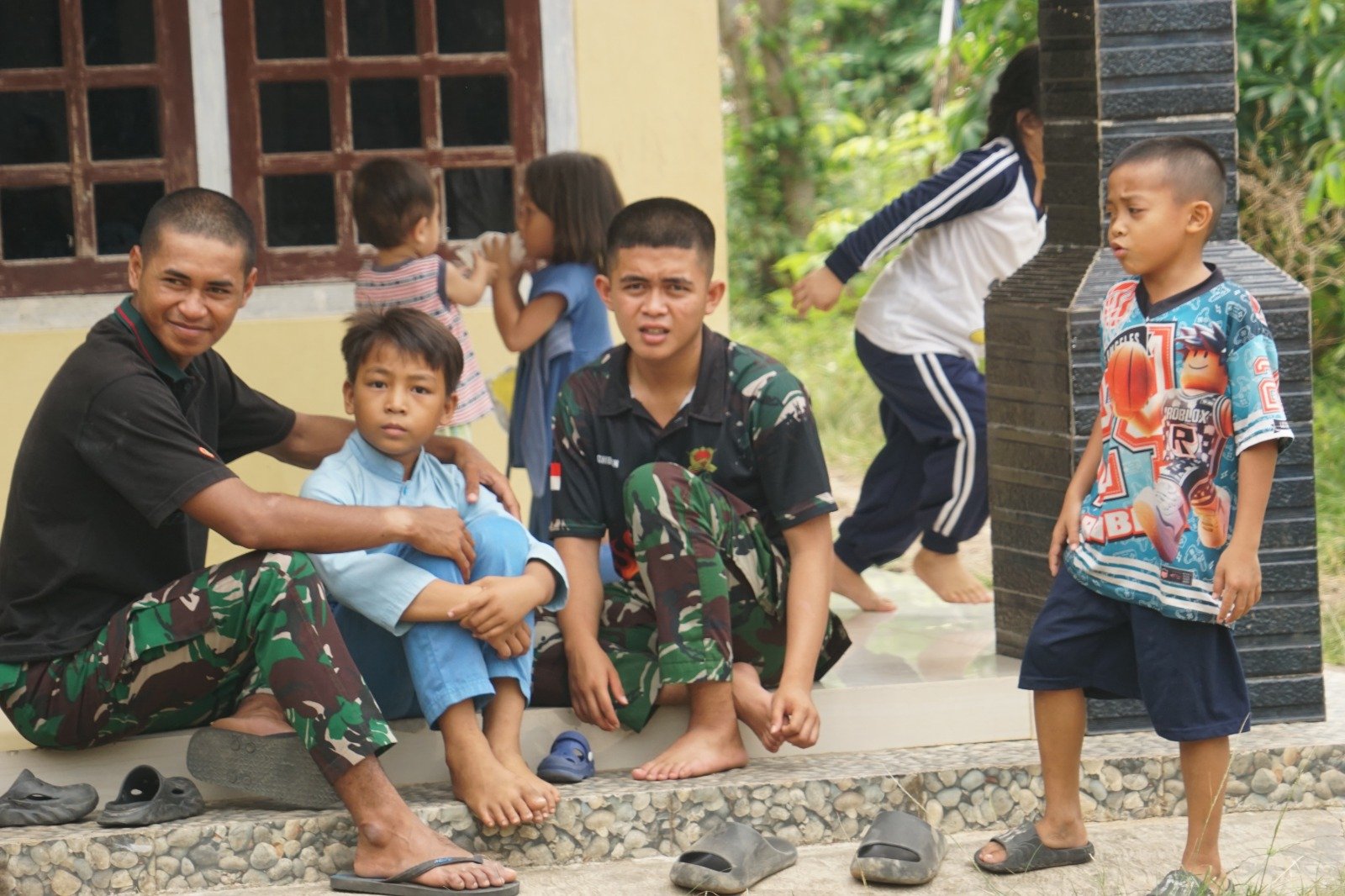 Anak-anak Kandang Limun Bersukacita Menyambut Kedatangan Satgas TMMD 130