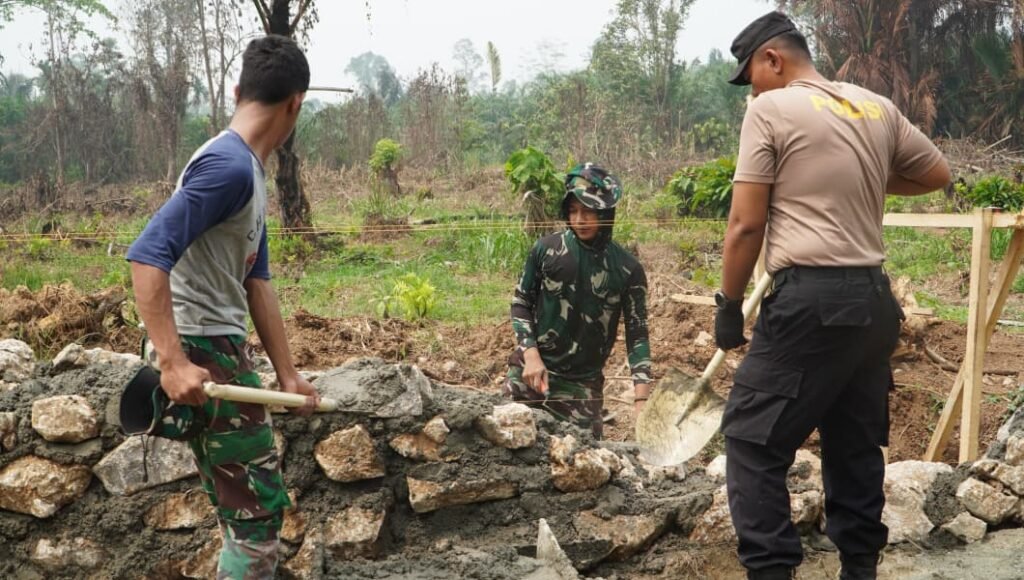 Kesatuan TNI-Polri dalam TMMD Ke-130 Dorong Pembangunan di Luwu Timur Kesatuan TNI-Polri dalam TMMD Ke-130 Dorong Pembangunan di Luwu Timur