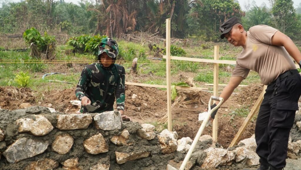 Masyarakat Bersama TNI-Polri Wujudkan Pembangunan Kuat di TMMD Luwu Timur Masyarakat Bersama TNI-Polri Wujudkan Pembangunan Kuat di TMMD Luwu Timur
