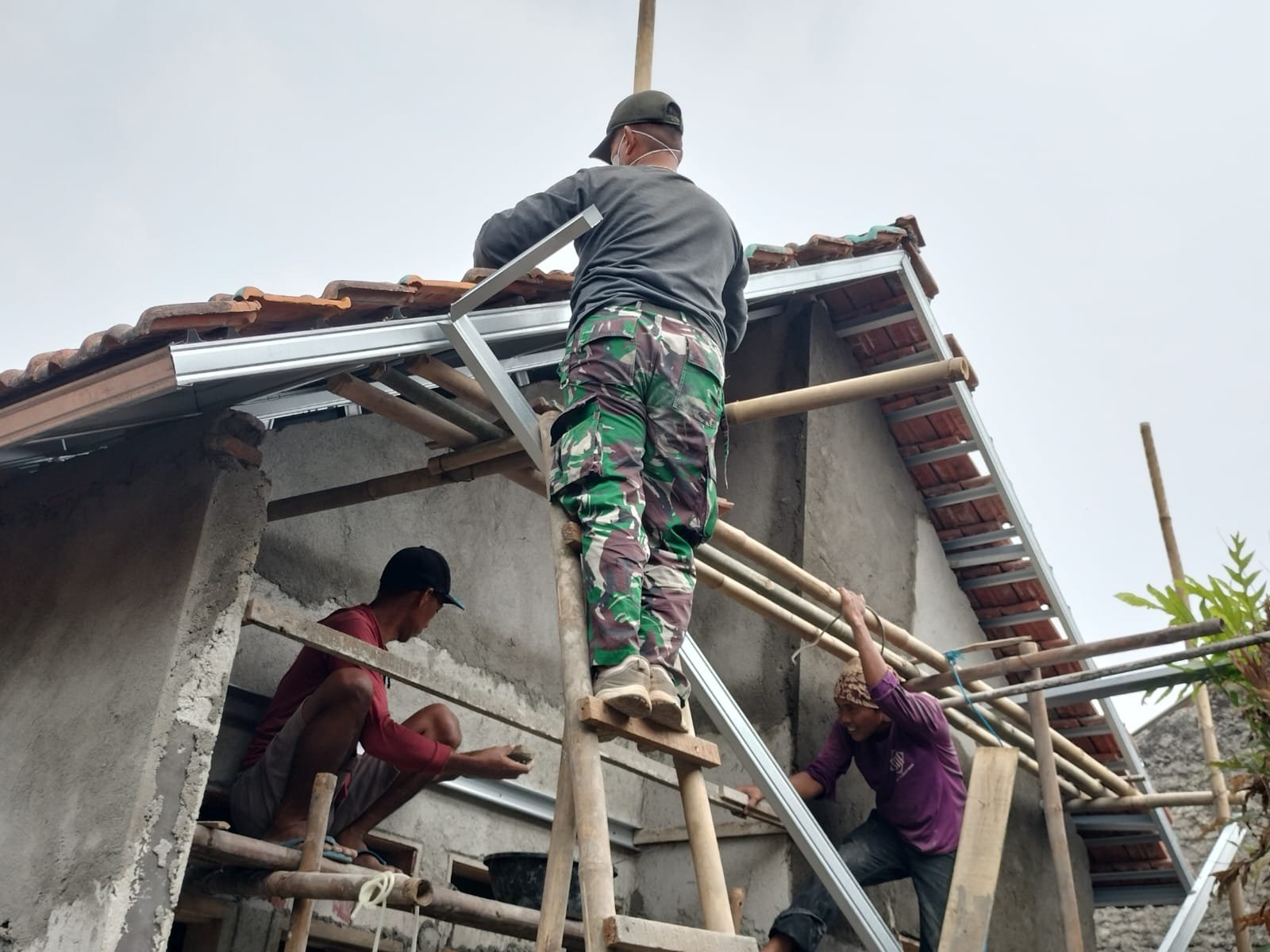 Satgas TMMD Tingkatkan Kualitas Hidup Bapak M. Syafi’i Melalui Pembangunan Rumah