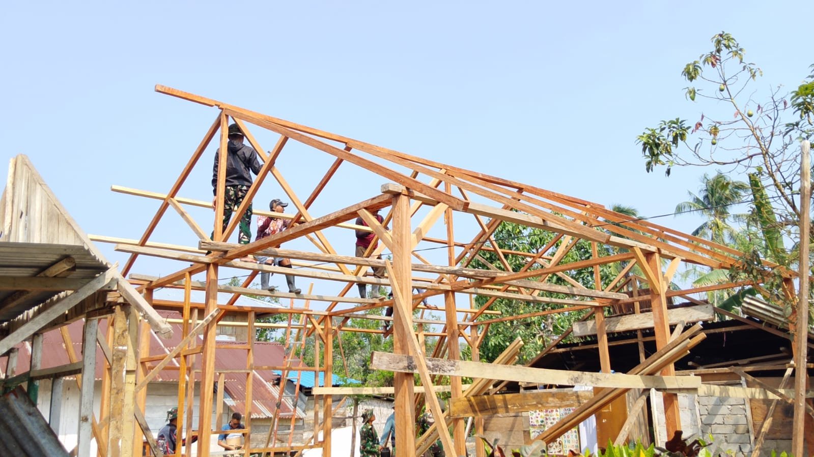 Pembangunan RTLH Arianto Atan: Rangka Atap Sukses Naik di Poso