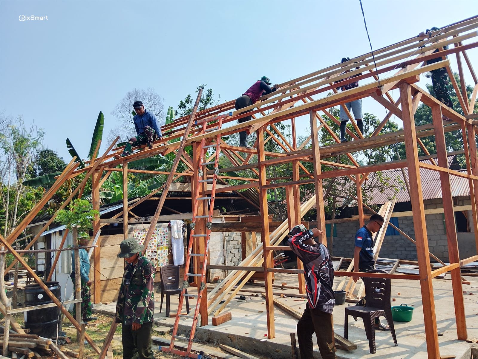 Membangun Atap RTLH dengan Semangat Gotong Royong di Desa Soe
