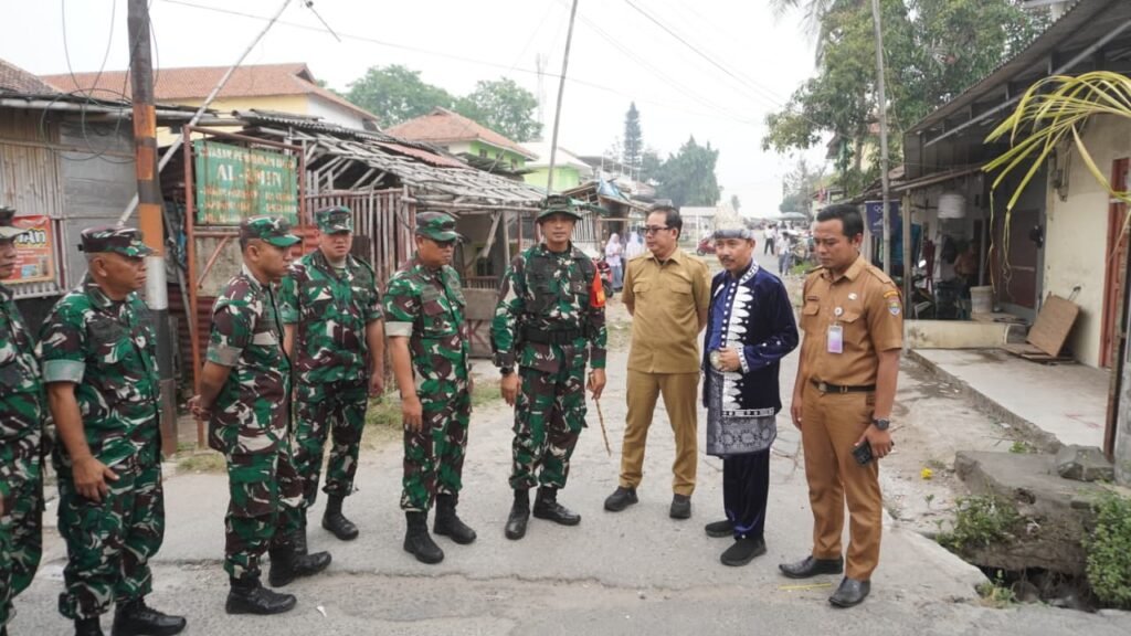 Kolonel Anto Sudiatna Tinjau Proyek TMMD untuk Kemajuan Infrastruktur Desa Kolonel Anto Sudiatna Tinjau Proyek TMMD untuk Kemajuan Infrastruktur Desa