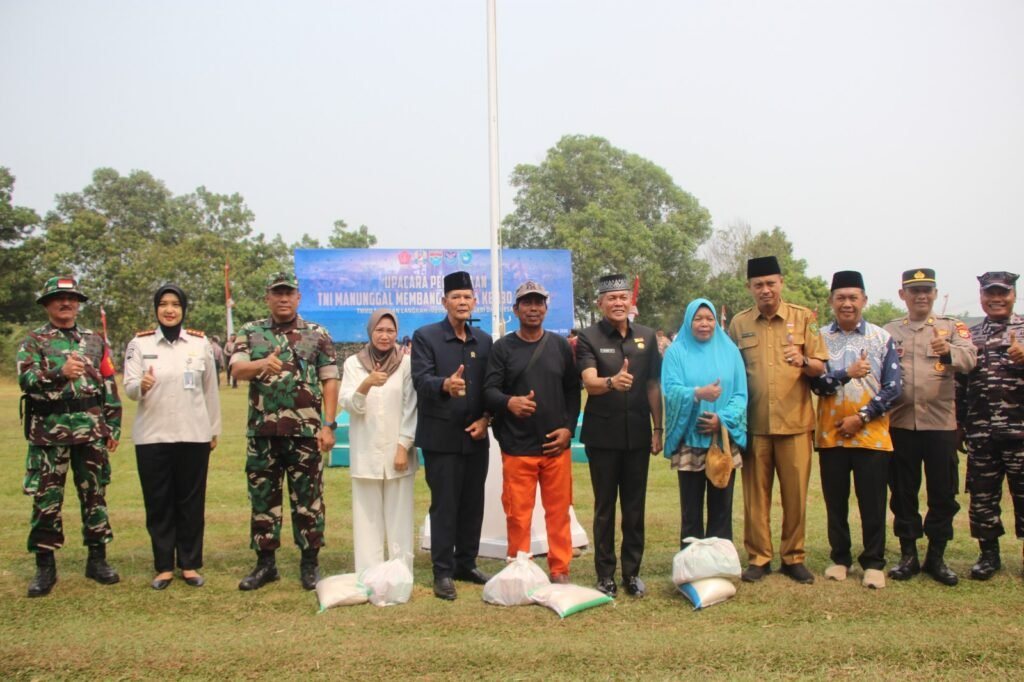 Paket Sembako untuk Masyarakat Kandang Limun dalam TMMD ke-130 Paket Sembako untuk Masyarakat Kandang Limun dalam TMMD ke-130