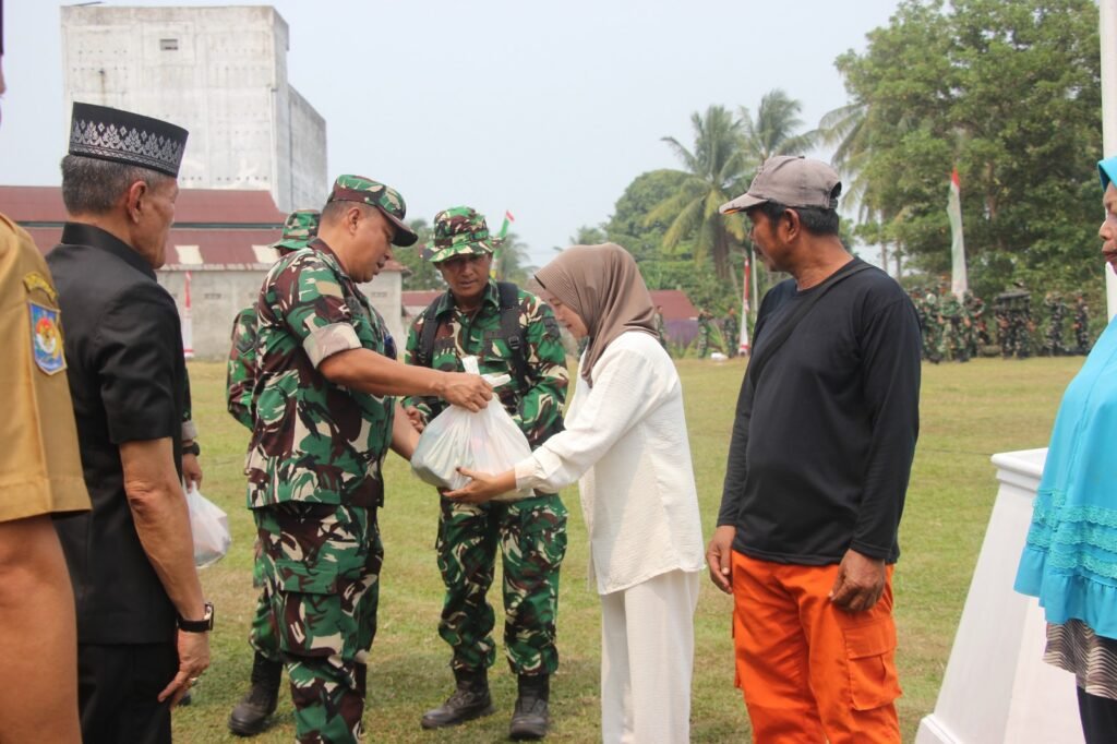 TMMD ke-130: TNI berbagi sembako untuk mendorong kesejahteraan warga Kandang Limun TMMD ke-130: TNI berbagi sembako untuk mendorong kesejahteraan warga Kandang Limun