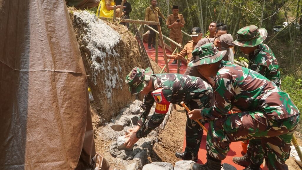 Dinding Penahan Tanah Diresmikan oleh Bupati Malang, Simbol Awal TMMD 130 di Desa Taji