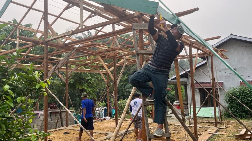 Satgas TMMD Reguler Ke-130 Terus Lanjutkan Pembangunan Rumah Sehat di Landak