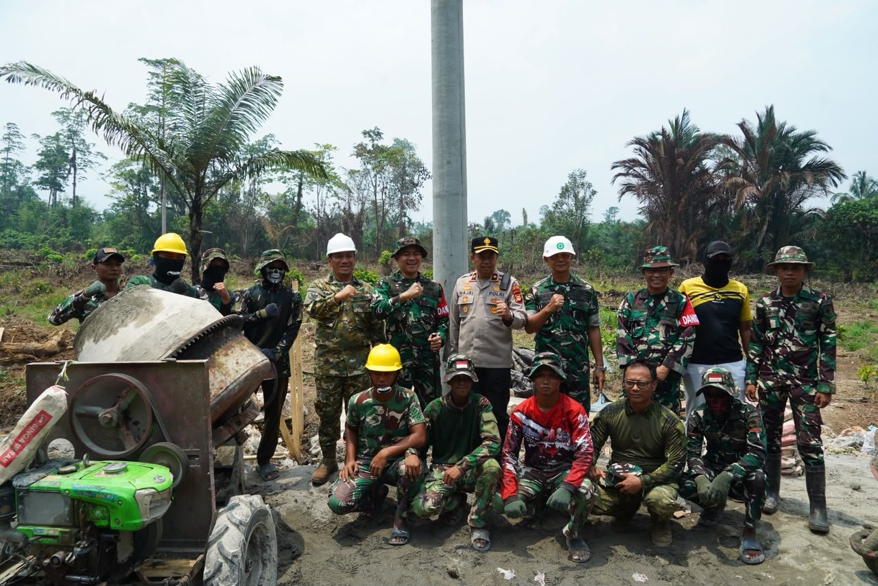 Proyek TMMD ke-130 di Parumpanai Diuji Coba oleh Bupati Luwu Timur