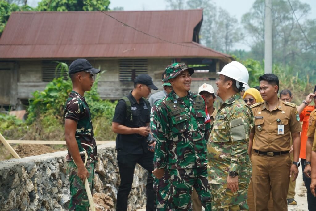Bupati Irwan Memantau Proyek TMMD ke-130 untuk Perbaikan Jalan di Parumpanai