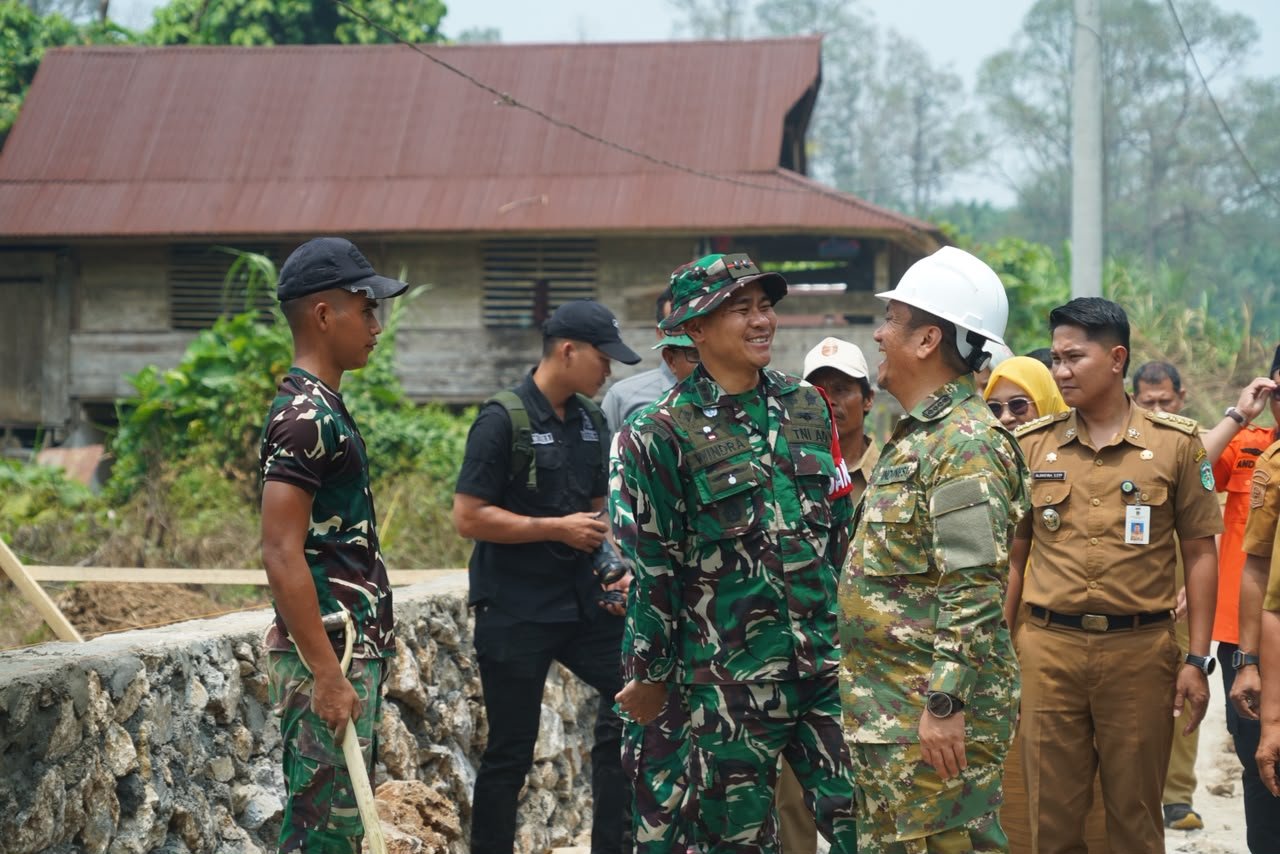 Bupati Irwan Memantau Proyek TMMD ke-130 untuk Perbaikan Jalan di Parumpanai