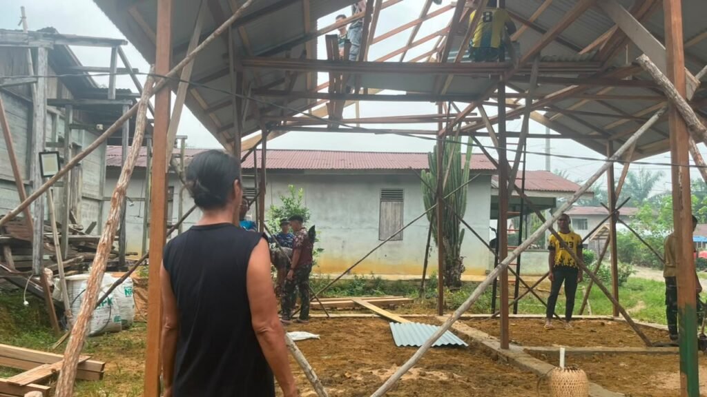 Kebahagiaan Bu Suhanim saat Satgas TMMD Mulai Membangun Rumah Barunya