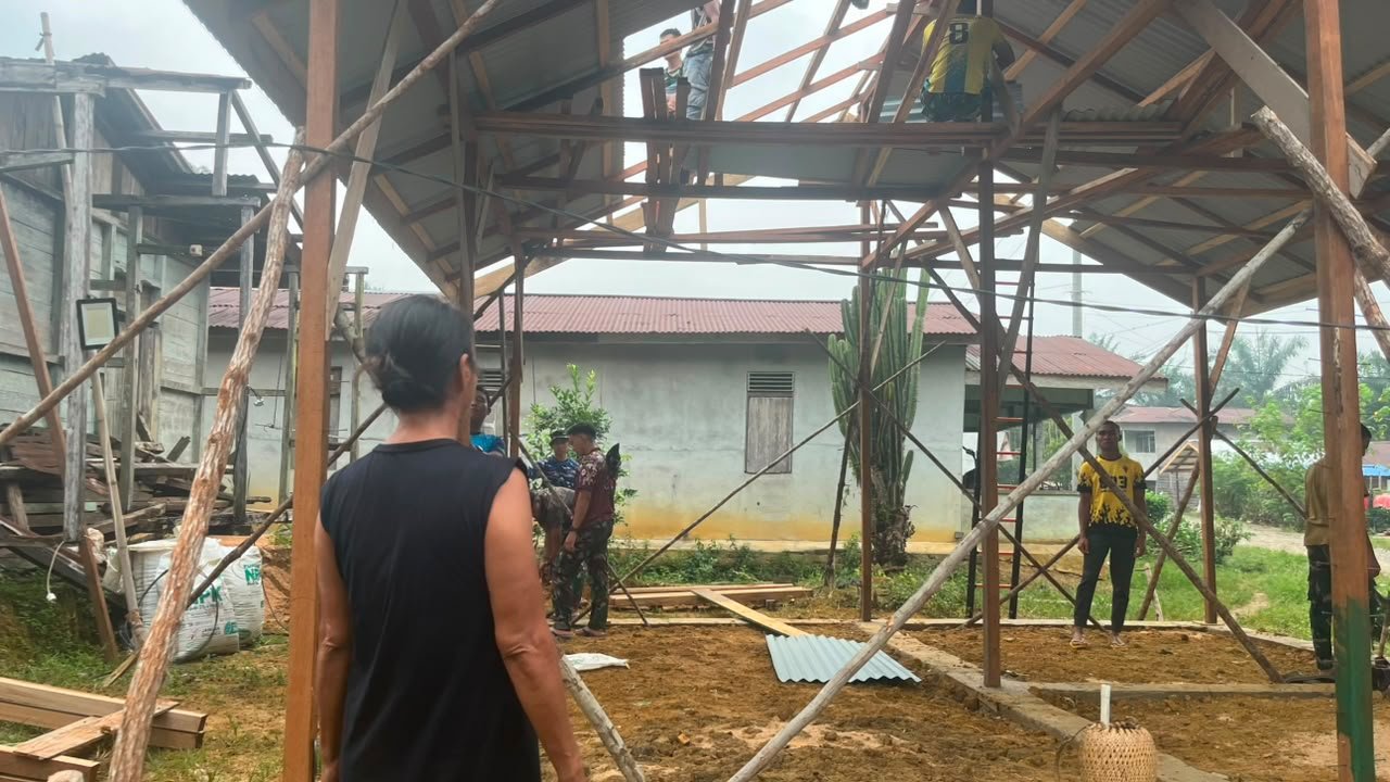 Kebahagiaan Bu Suhanim saat Satgas TMMD Mulai Membangun Rumah Barunya