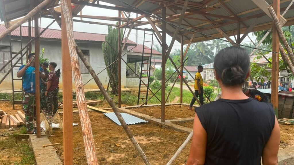 Kebersamaan Warga dan TNI Wujudkan Pembangunan Rumah untuk Bu Suhanim