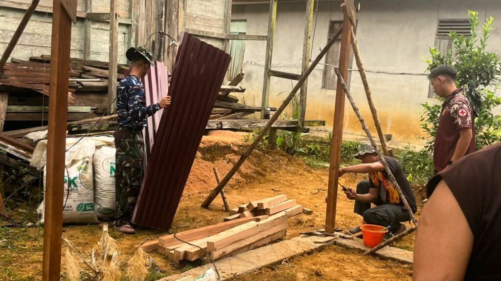 Prajurit TNI Gelorakan Semangat Bersama dalam Pembangunan Rumah Bu Suhanim