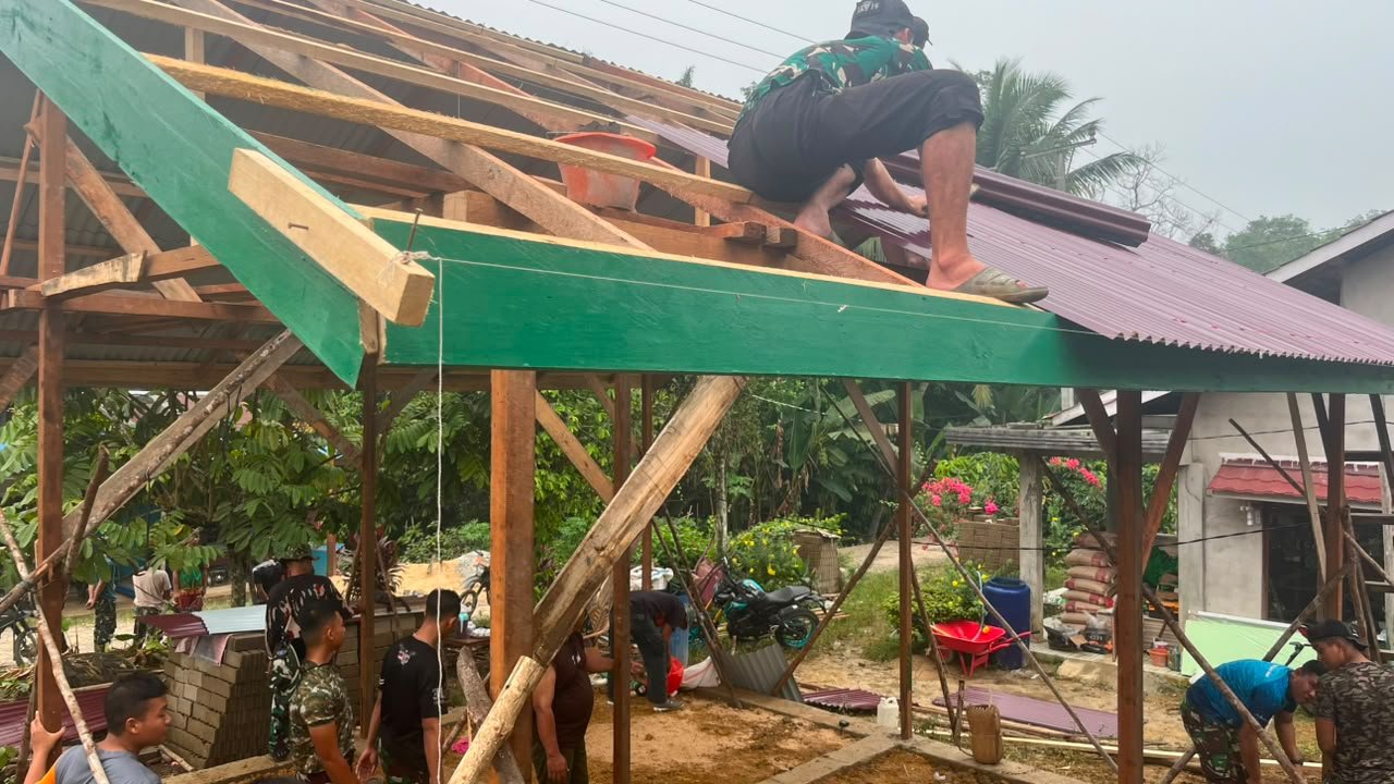 Keluarga Bu Suhanim Sambut Proyek Rumah Baru yang Diprakarsai TNI