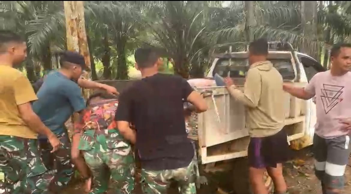 Tantangan Waktu, Satgas TMMD Kodim 1210/Landak Gelar Aksi Pengangkutan Material