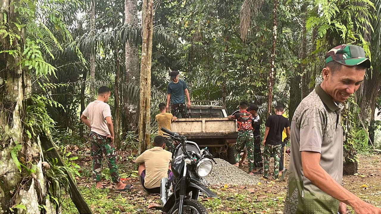 Prajurit TMMD Kodim 1210/Landak Solid Bergotong Royong Angkut Material Pembangunan