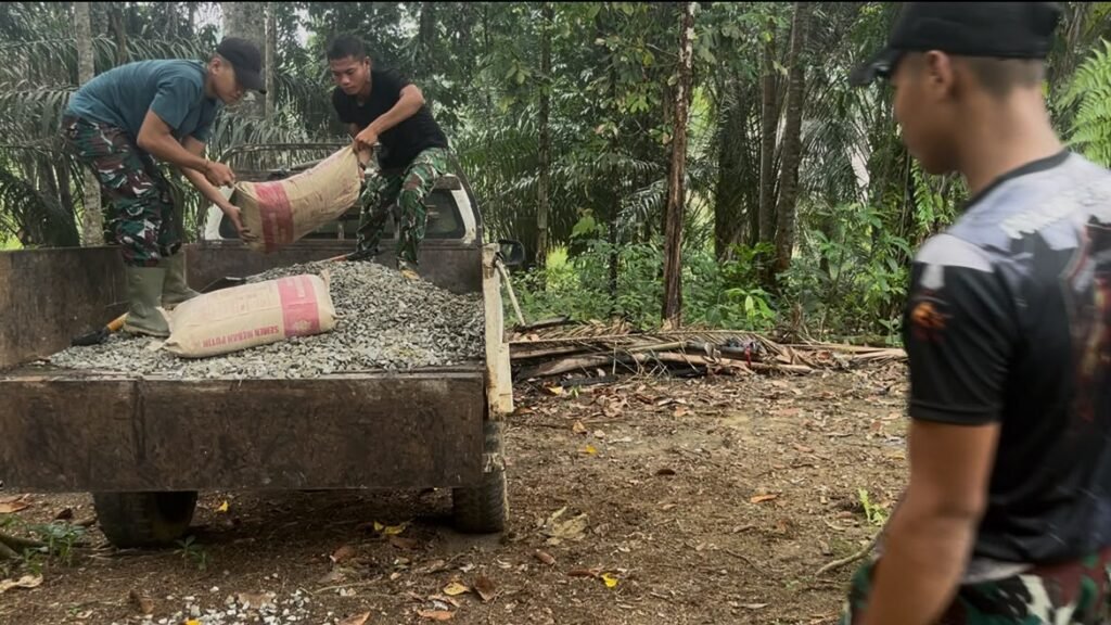 Prajurit TNI Aktif Pastikan Material Siap Untuk Proyek TMMD di Landak